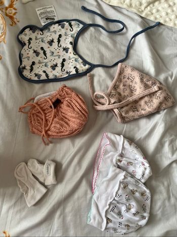 Bonnets et bavoir