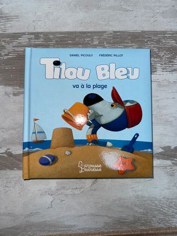 Livre tilou bleu va à la plage