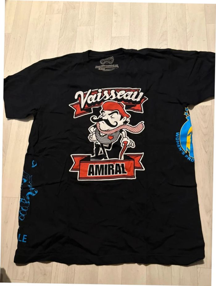 T-shirt manches courtes vaisseau amiral noir avec des motifs taille XL. Très bon état.