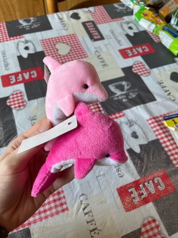 Lot de deux petites peluches dauphins roses