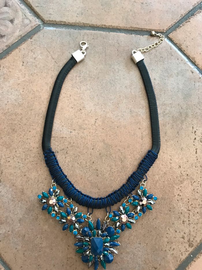 Collier bleu marine