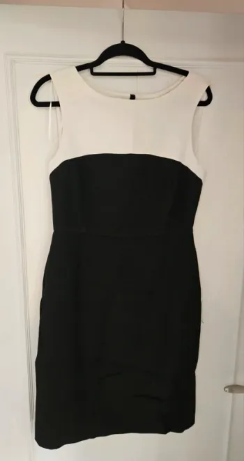 Robe noire et blanche