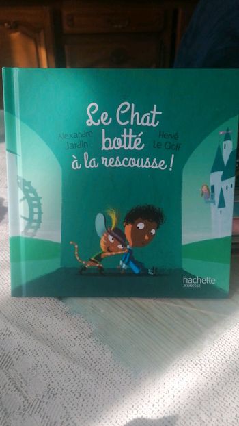 Le chat botté à la rescousse Hachette Jeunesse