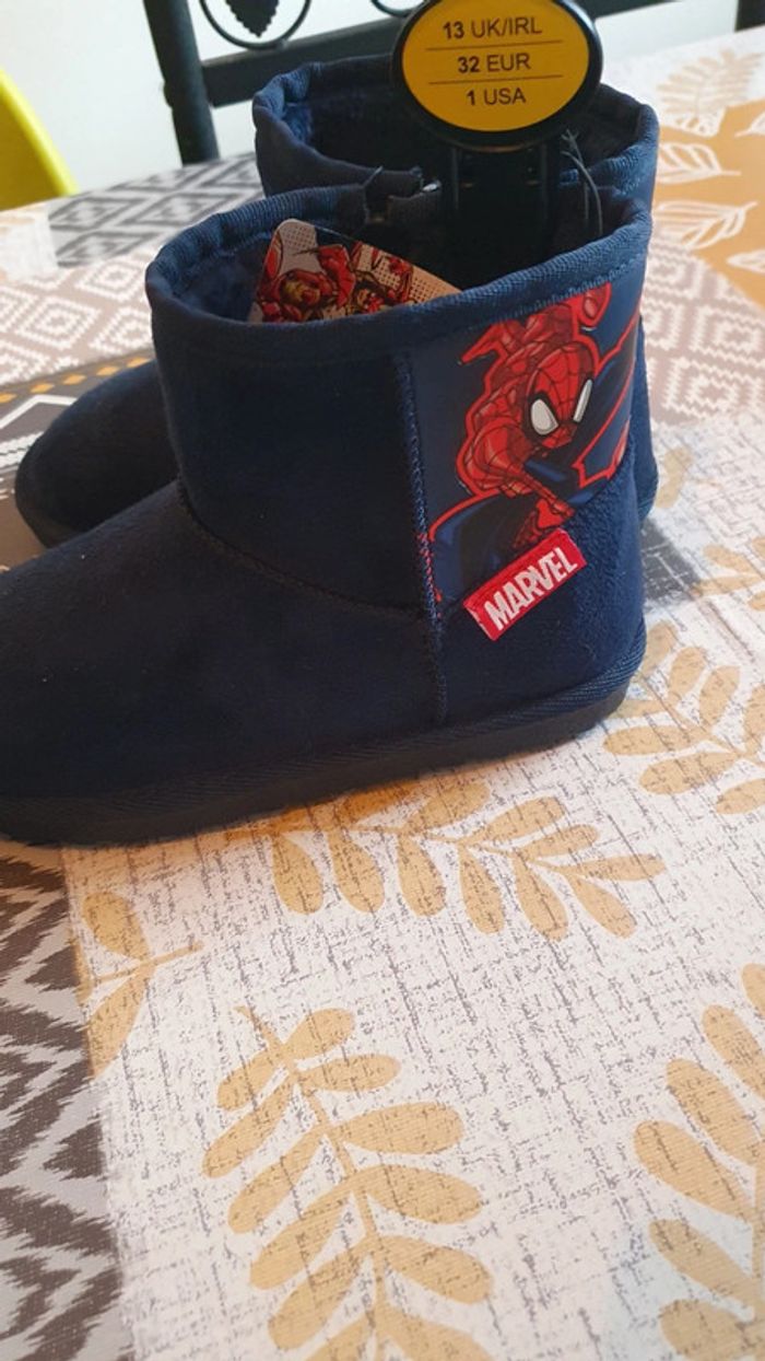 Bottines Marvel Spiderman taille 32 les semelles s'illumine - photo numéro 2