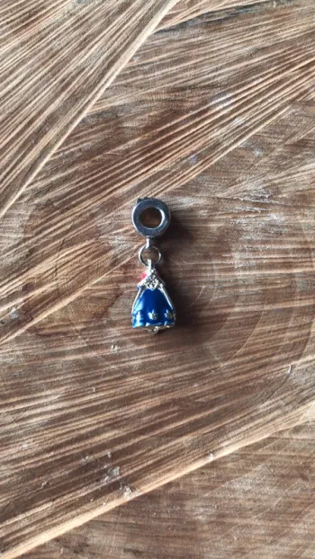 Pendentif neuf Anna