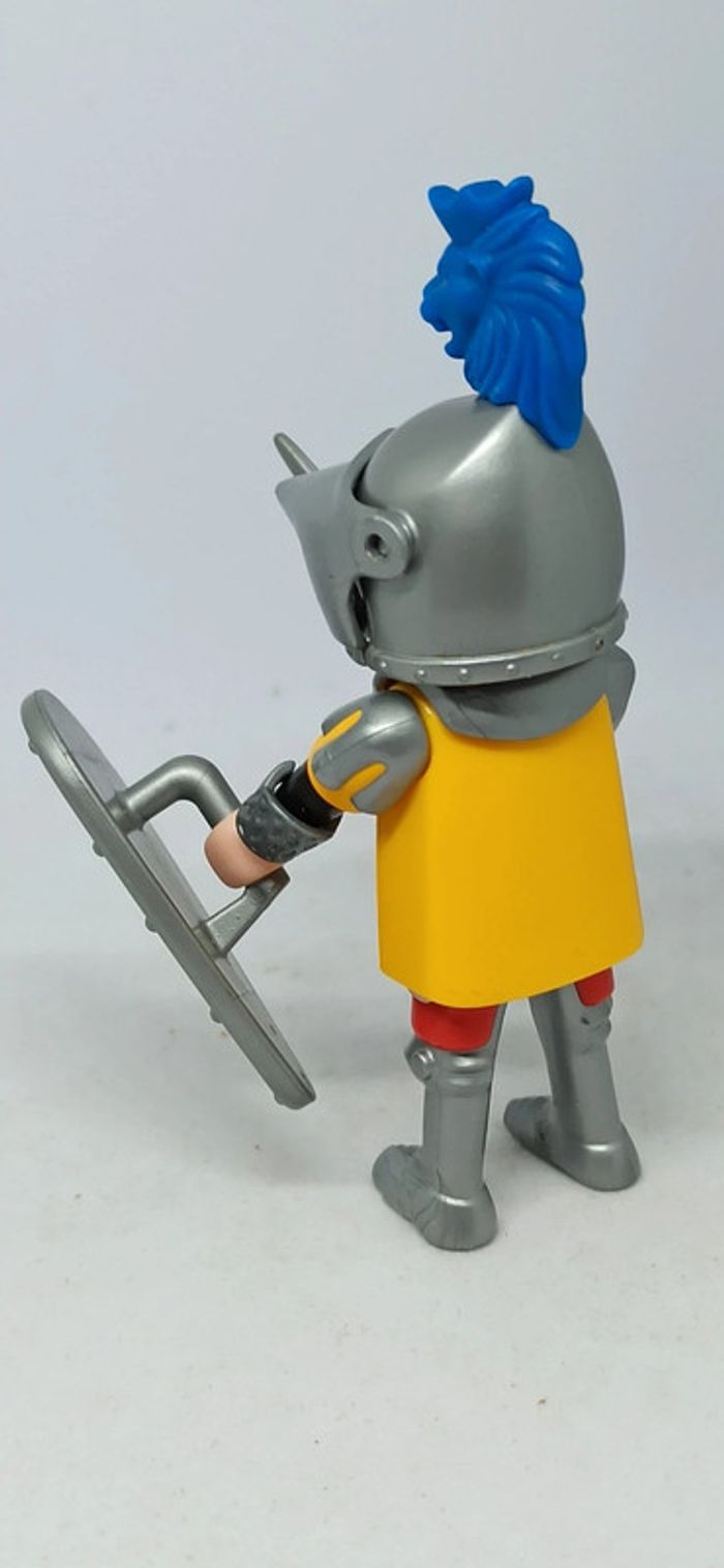 Homme chevalier avec petit lion bleu sur le casque et bouclier motif lion plume - photo numéro 4