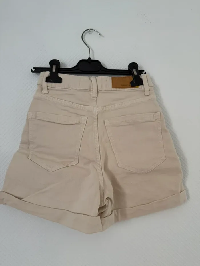 Short beige neuf taille 32 stradivarius - photo numéro 4