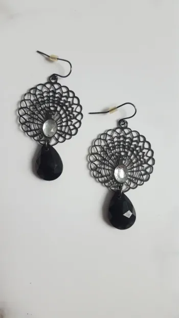Boucles d'oreilles gris foncé dentelle