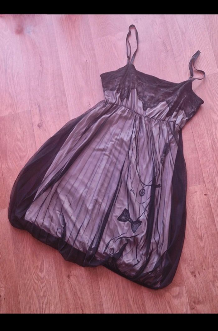 Robe à bretelles en TBE avec dentelles et voile taille 44