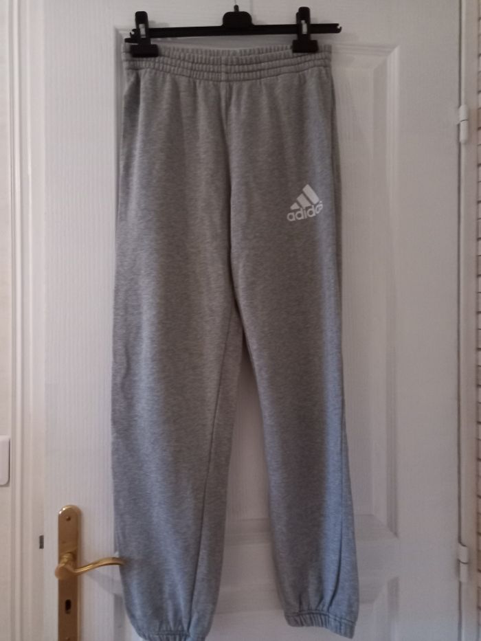 Pantalon de jogging gris marque Adidas taille 14 ans