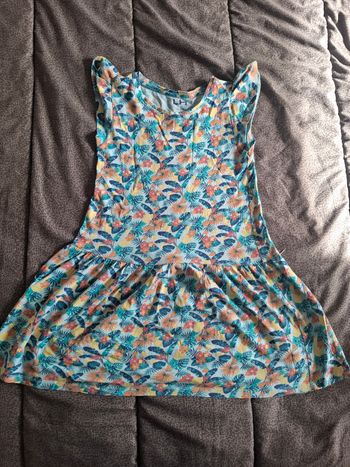 Jolie robe fille taille 10ans. Très bon état. Marque la halle