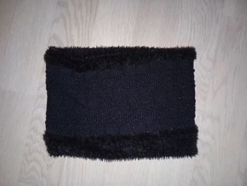Snood tout de cou noir réversible polaire ou acrylique torsadé 
T. 8-10 ans
