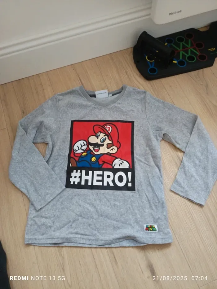 Magnifique haut de pyjama Mario en velours