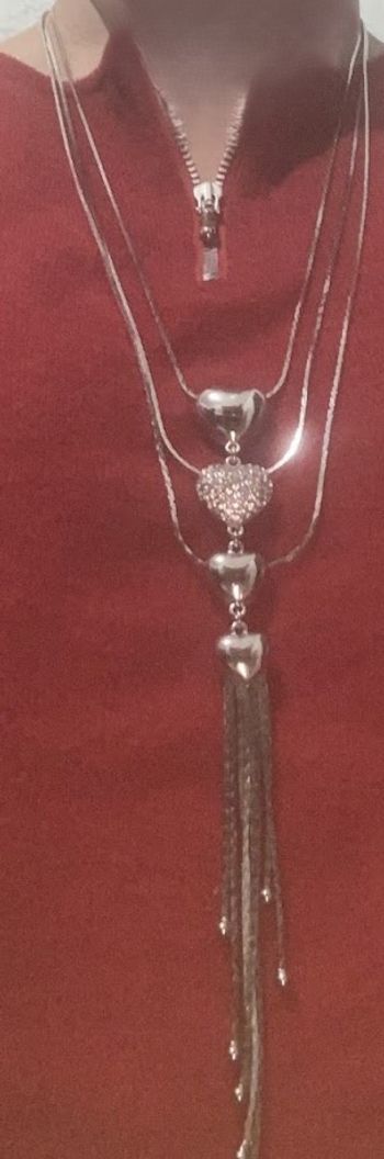 Collier long couleur argent avec 4 cœurs