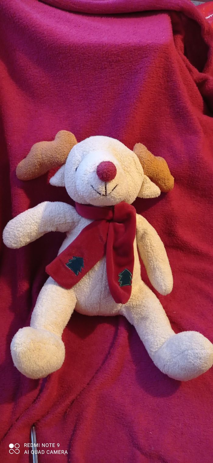 Élan avec son écharpe rouge