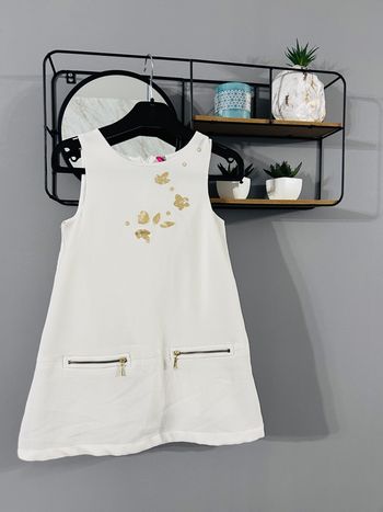 Robe blanche texturée avec détails dorés – Style chic