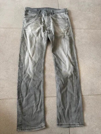 Jean levis gris, très bon état, W31 L34 41x102cm