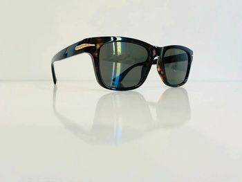 Lunette de soleil homme classique façade marron bras noirs UV protection catégorie 3