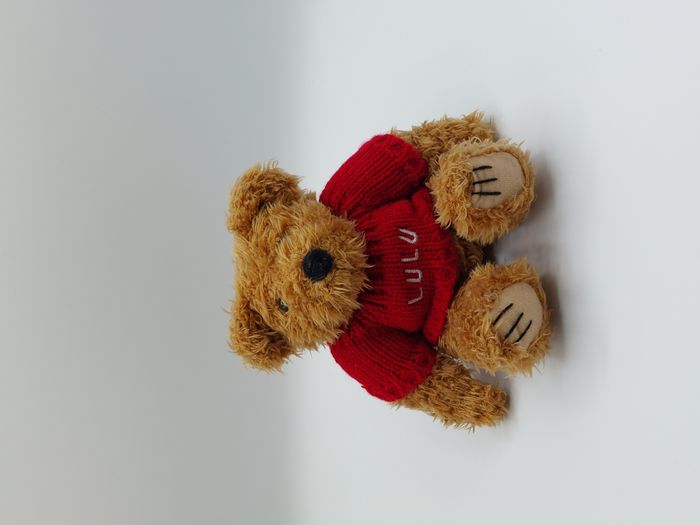 Peluche doudou ours beige brun miel LULU CASTAGNETTE pull rouge 16 cm assis