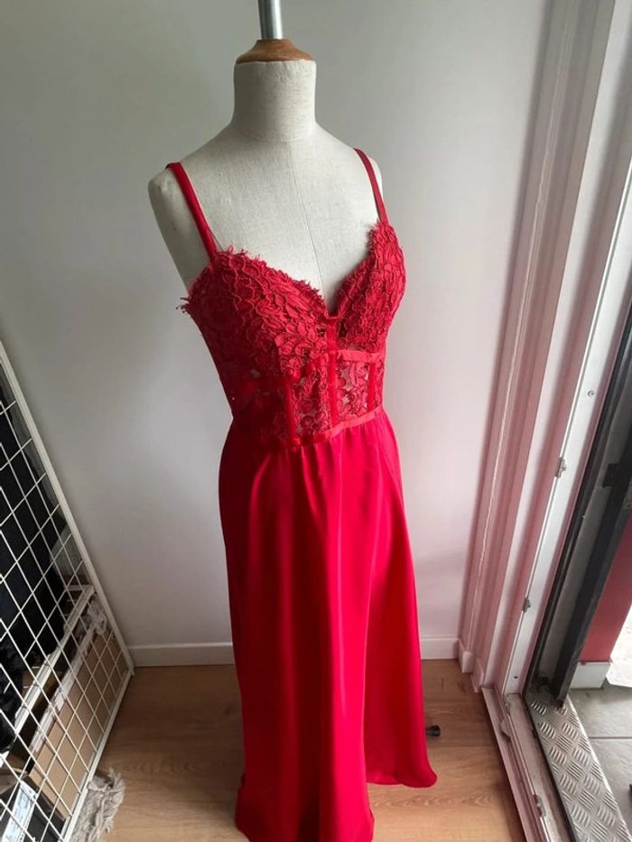 Robe rouge satin & dentelle sur mesure - photo numéro 2