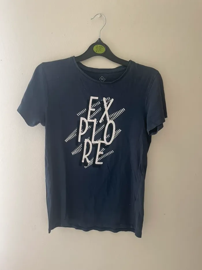 T-shirt bleu marine de la marque Kiabi