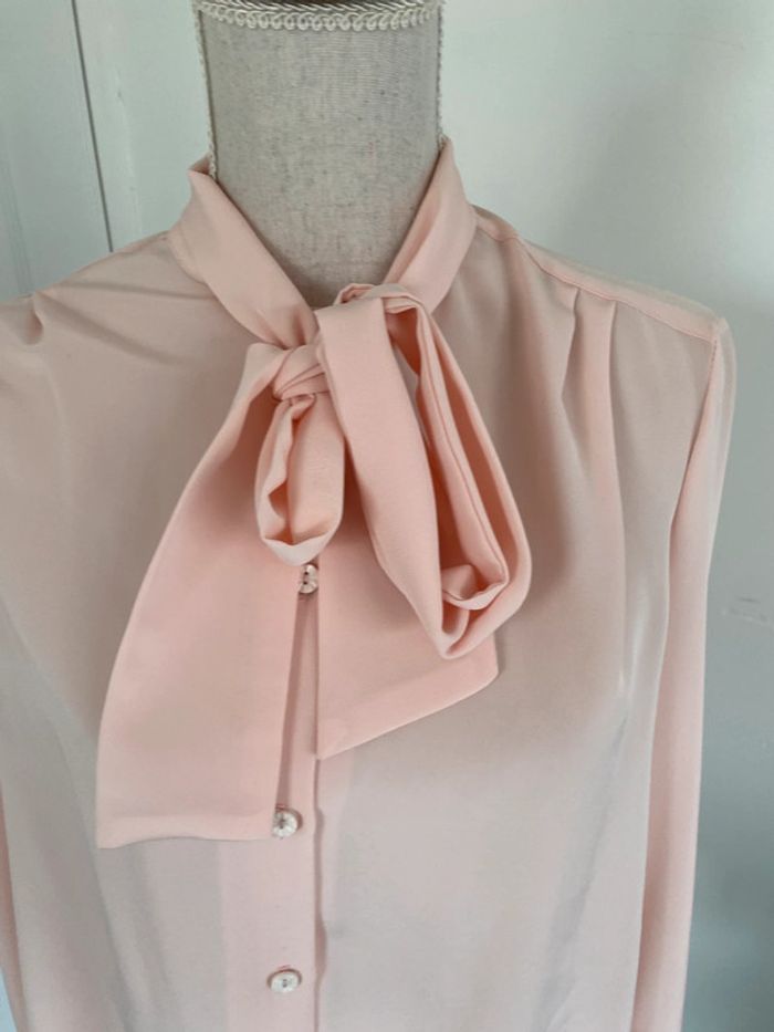 Chemise rose col lavallière - photo numéro 2