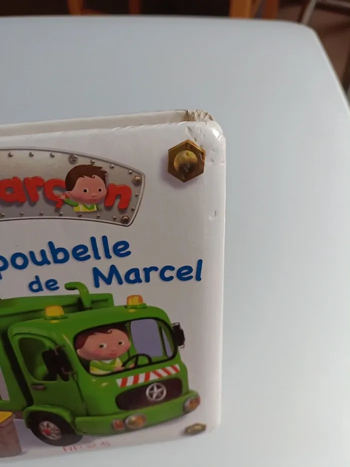 Livre petit garçon le camion poubelle de Marseille - photo numéro 2