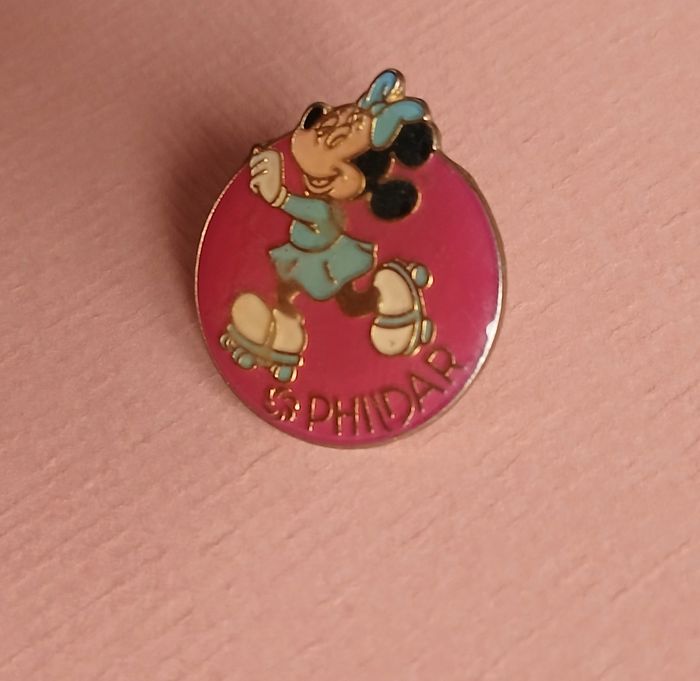 Pin's vintage: Minnie Mouse sur patins roulettes *phildar - photo numéro 3