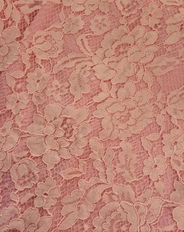 Mini-robe en dentelle rose - Taille S/M - photo numéro 2