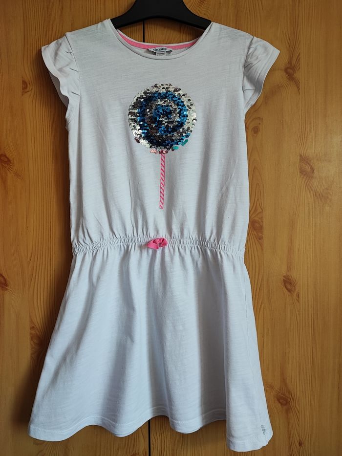 Robe blanche à sequins