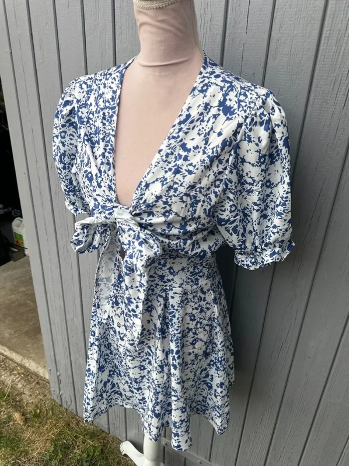 Robe d’été légère manches courtes bleu banche fleuri décolleté devant ouvert noeud M/38 - photo numéro 3