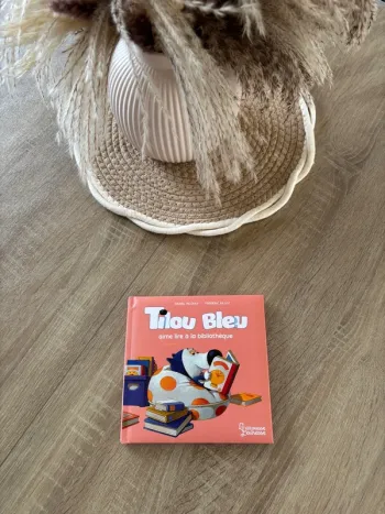 Titou bleu aime lire à la bibliothèque