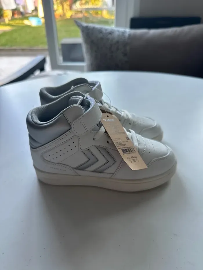 Baskets montantes Hummel blanches et argent – Taille 30 – Neuves étiquette