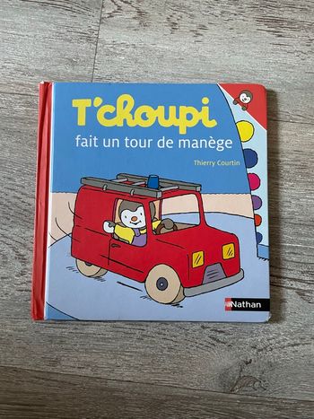 Tchoupi fait un tour de manège