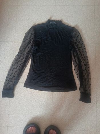 Un t-shirt à manches longues en dentelle taille s
