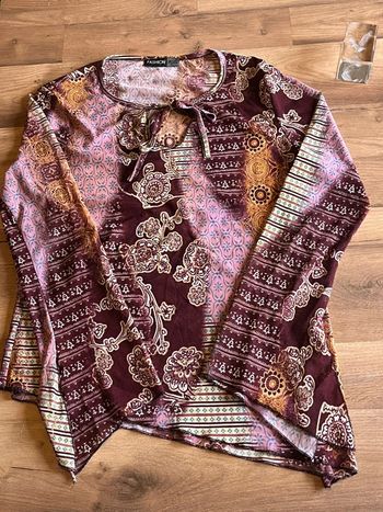 Je vend un haut léger un peut transparent femme taille 44/46 très bon état