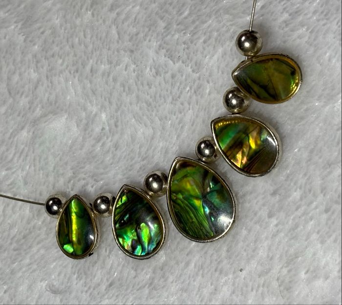 Collier argenté et vert en nacre d’ormeau – Éclat naturel 🌿✨ - photo numéro 7