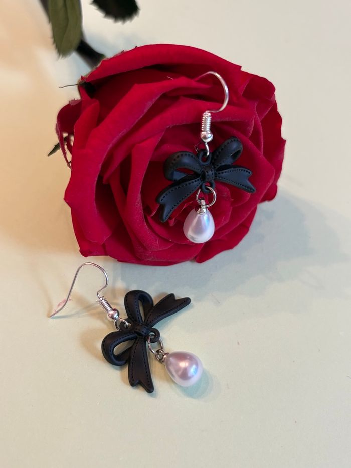 Boucles d'oreilles Noeuds Noirs & Perles Nacrées - photo numéro 1