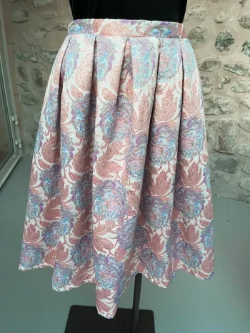 Liquorish - Jupe longue de bal de promo plissée à motif floral en jacquard pastel princesse