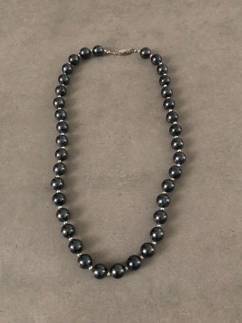 Collier gris