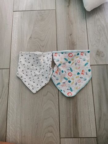 Lot de 2 bavoirs neufs