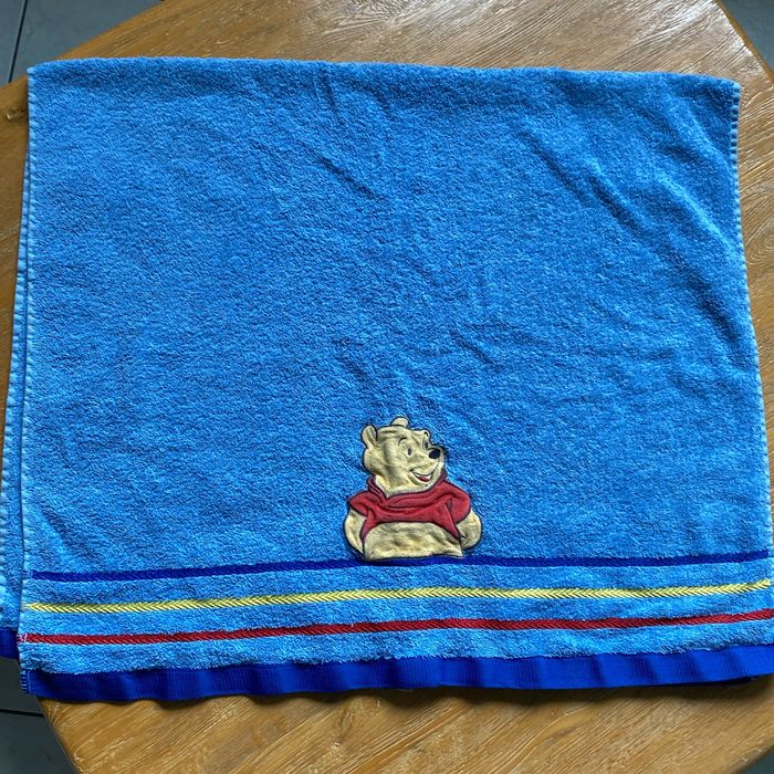 Serviette bleue avec motif Winnie l’ourson