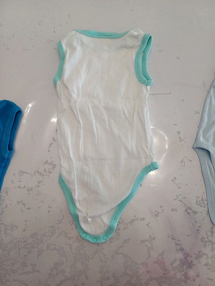 Lot 3 bodies sans manche Garçon 6 mois Disney très bon état - photo numéro 7