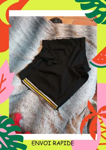 Jolie short noir avec bande jaune