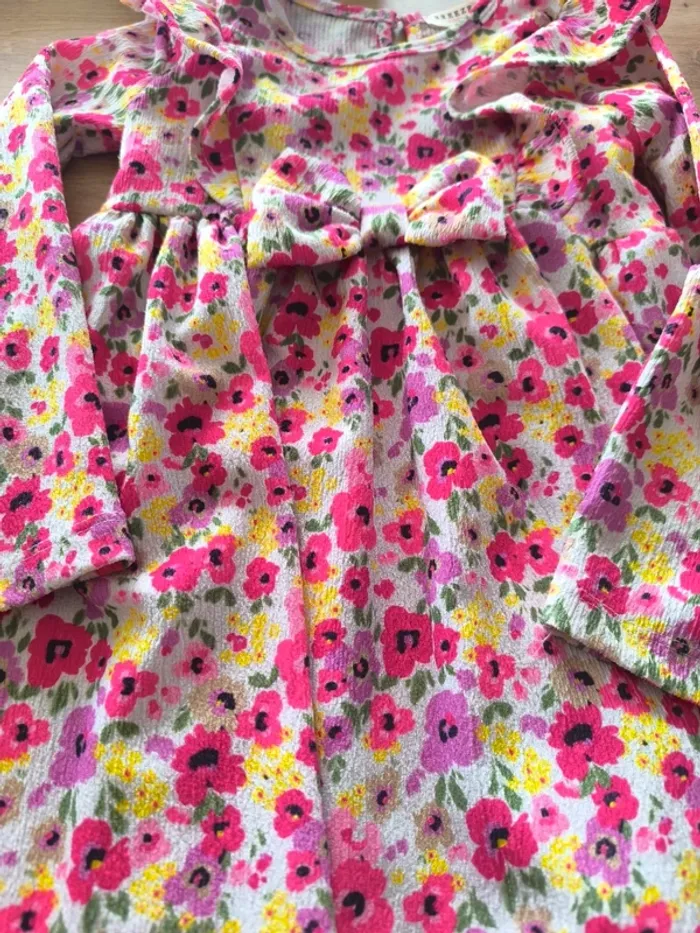 Robe fleuris , manches longues, taille 3 ans , neuve - photo numéro 2