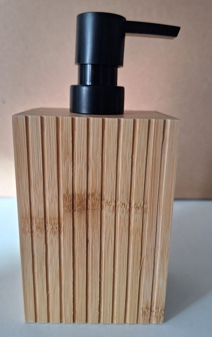 Distributeur à savon liquide en bois