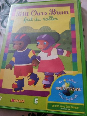 Petit ours brun fait du roller