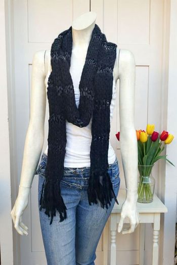 Écharpe XXL noire comme neuve – maille & satin avec franges rubans