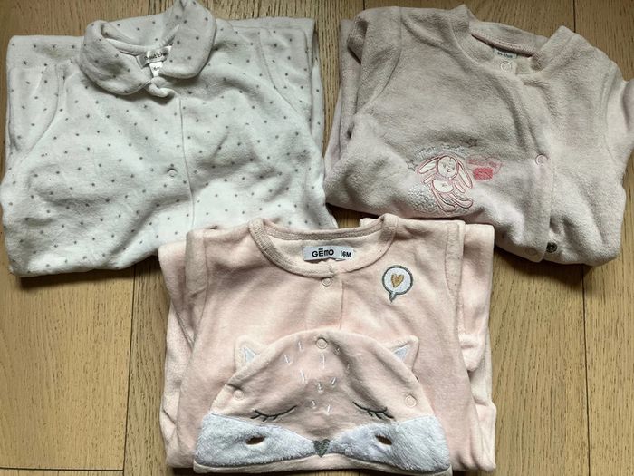 Lot de 3 grenouillères /pyjama en velours taille 6 mois