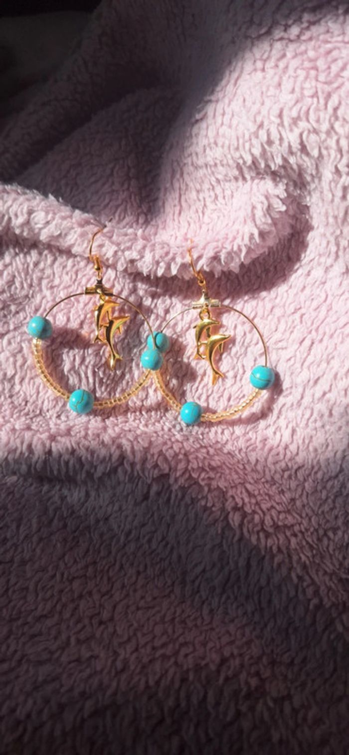 Boucles d'oreilles dorées avec dauphins et perles turquoise - photo numéro 2
